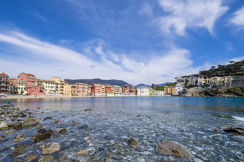 位于Sestri Levante的Baia del Silenzio(沉默湾)，周围是特色的彩色建筑——意大利利古里亚